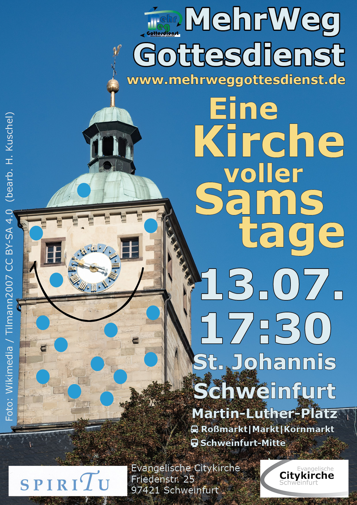 Der Turm der St. Johanniskirche hat ein lächendes Gesicht, die Kirchturmuhr ist die Nase. Text: MehrWegGottesdienst - eine Kirche voller Samstage, 13.7. 17:30 St. Johannis Schweinfurt, Martin-Luther-Platz. Bus Markt, Kornmarkt, Roßmarkt. Zug: Schweinfurt-Mitte. Veranstalter: Ev. Citykirche Schweinfurt. Logo der Band Spiritu.
