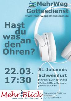 ein weißer Kopfhörer auf hellblauem Hintergrund. Text: Hast du was an den Ohren?