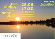 Sonnenuntergang am Baggersee. Die Sonne spiegelt sich im Wasser.